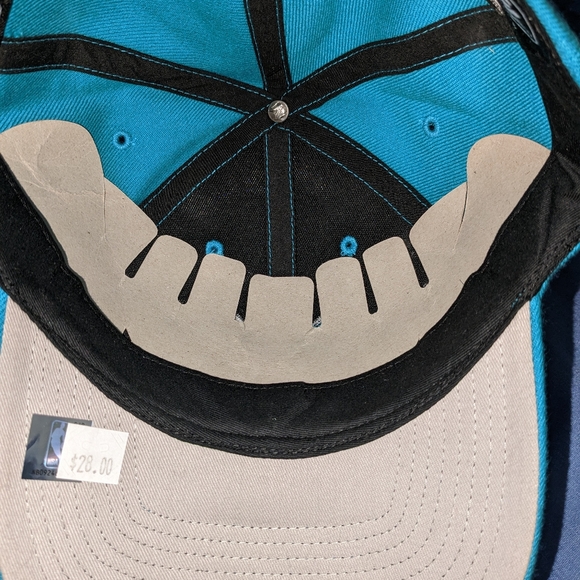 Charlotte hornets basketball NBA cap. Adjustable size - Picture 3 of 6